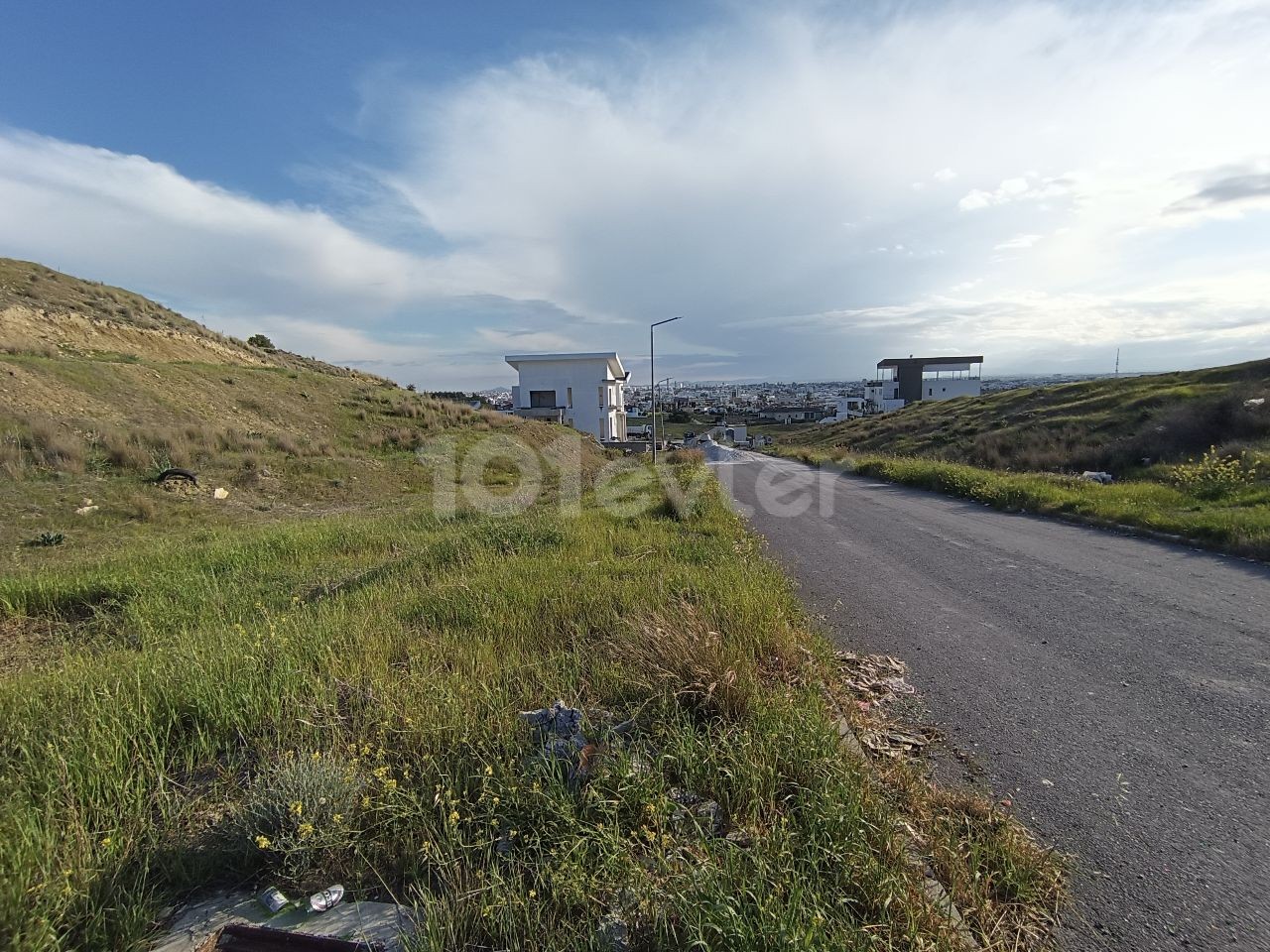 GRUNDSTÜCKE IN LEFKOŞA, DIE STADT ZU IHREN FÜSSEN