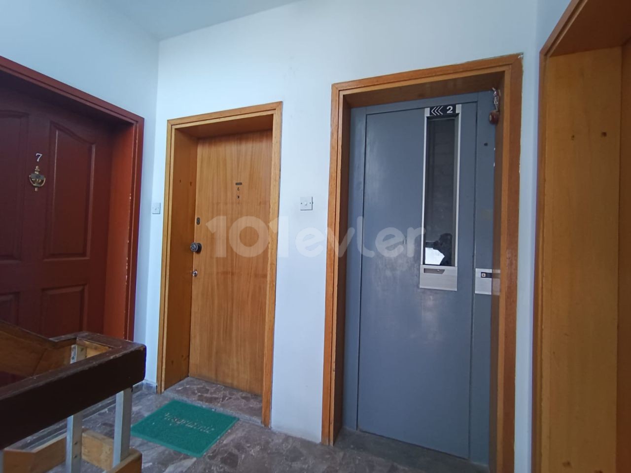 2+1 WOHNUNG IN GEHWEITE ZUR DEREBOYU STRASSE UND CAFÉS IN KÖŞKLÜÇİFTLİK