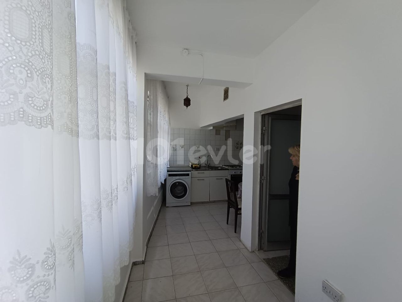 KÖŞKLÜÇİFTLİK'DE DEREBOYU CADDESİNDE ÖĞRENCİYE KİRALIK 3+1 1.KAT DAİRE