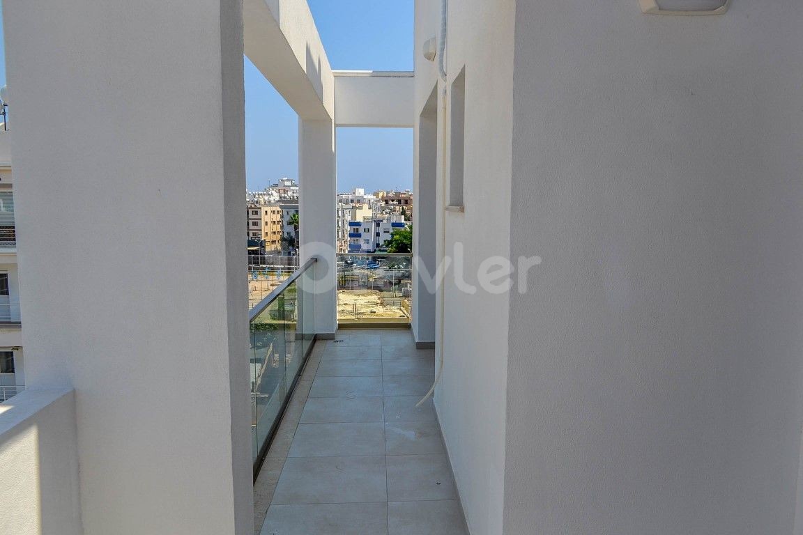 1+1 PENTHOUSE ZUM VERKAUF IM ZENTRUM VON FAMAGUSTA, TÜRKISCH,VOLL MÖBLIERT ** 