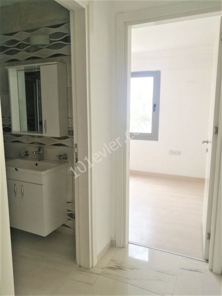 Girne Merkez'de ana cadde üzerinde lüks binada  kiralık ofisler.