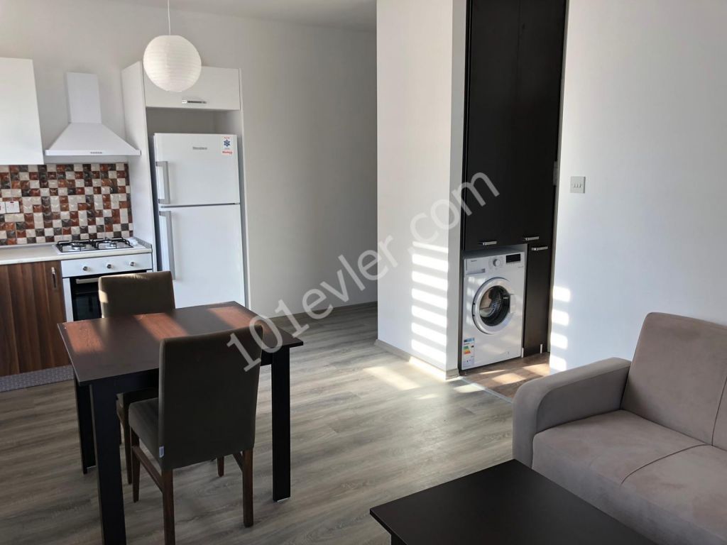 Girne merkezde yeni binada satılık 1+1 ful eşyalı daire.