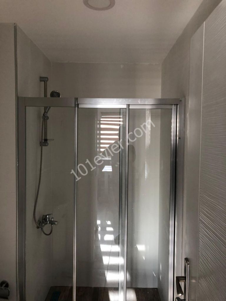 Girne merkezde yeni binada satılık 1+1 ful eşyalı daire.