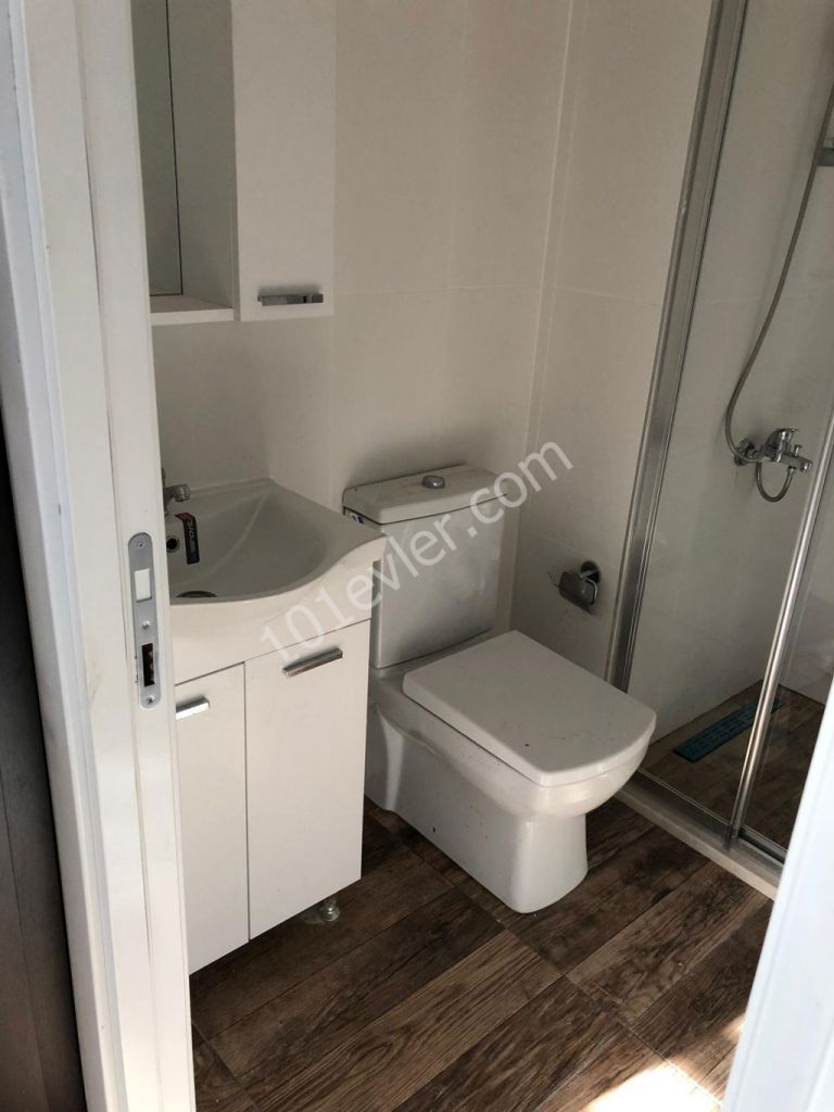 Girne merkezde yeni binada satılık 1+1 ful eşyalı daire.