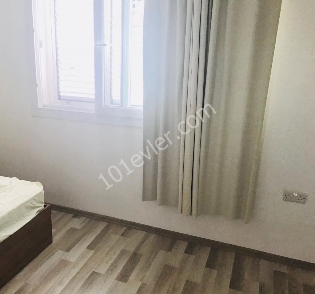 Girne merkezde havuzlu sitede satılık geniş 3+1 daire