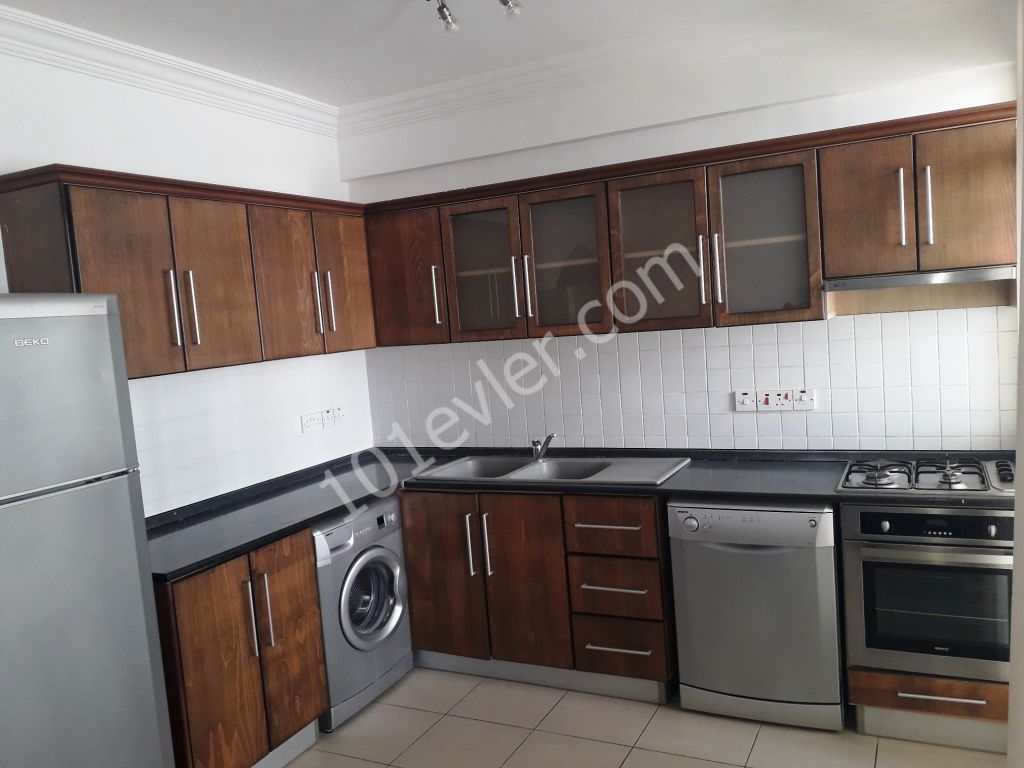 Girne Merkezde geniş 3+1 ful eşyalı satılık daire