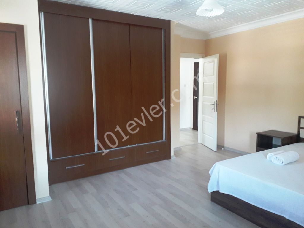 Karshiyakada havuzlu ve şömineli ful eşyalı  3+1 kiralık villa 