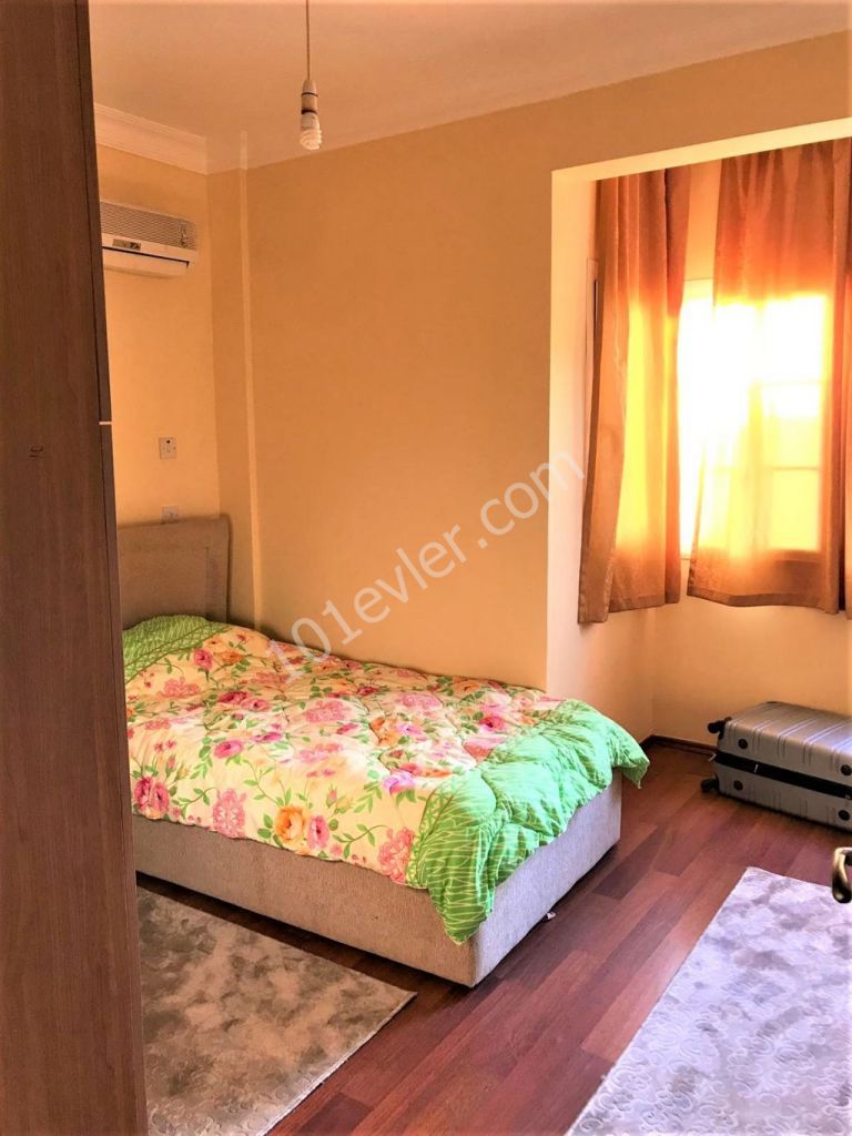 Kiralık geniş 5+2 villa.