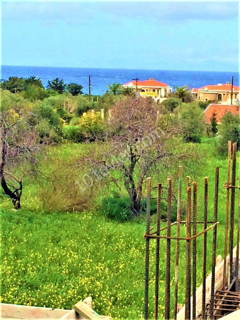 Girne/Karşıyaka bölgesinde deniz ve dağ manzaralı,ana yola yakın arazi