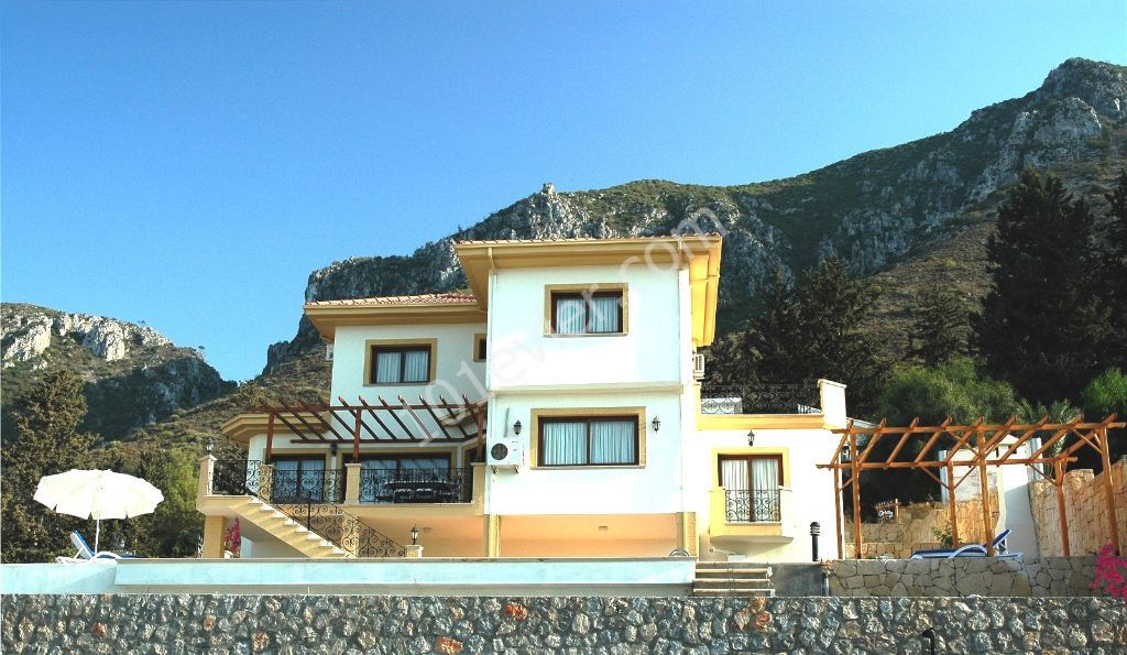 Muhteşem deniz manzarasına sahip mustakil villa.