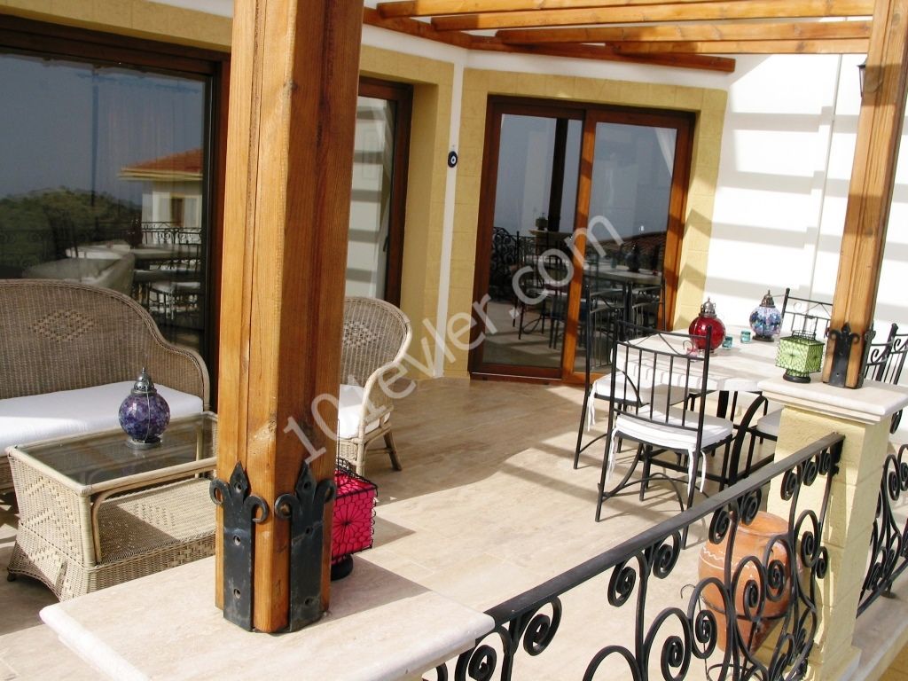 Wonderful resale  villa with a swimming pool and breathtaking sea view 