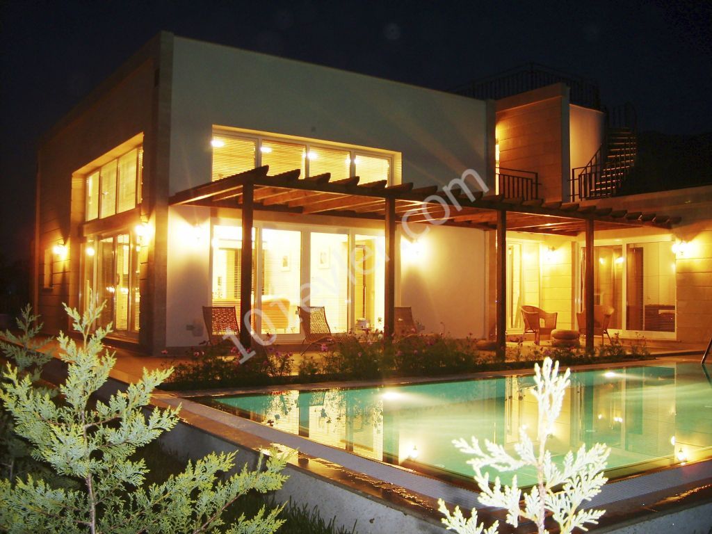 Eşsiz dizaynlı  ve özel havuzlu satılık villa