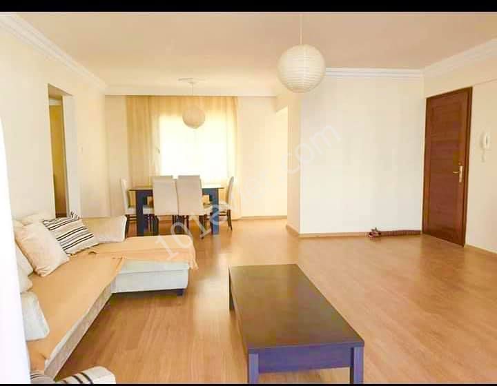 Girne merkezde kiralık temiz ve bakımlı geniş daire