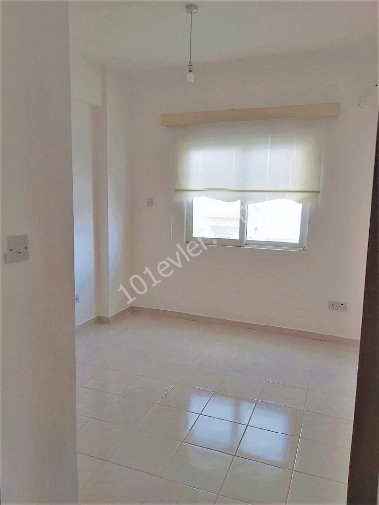 Girne merkezde kiralık geniş 3+1 eşyasız daire