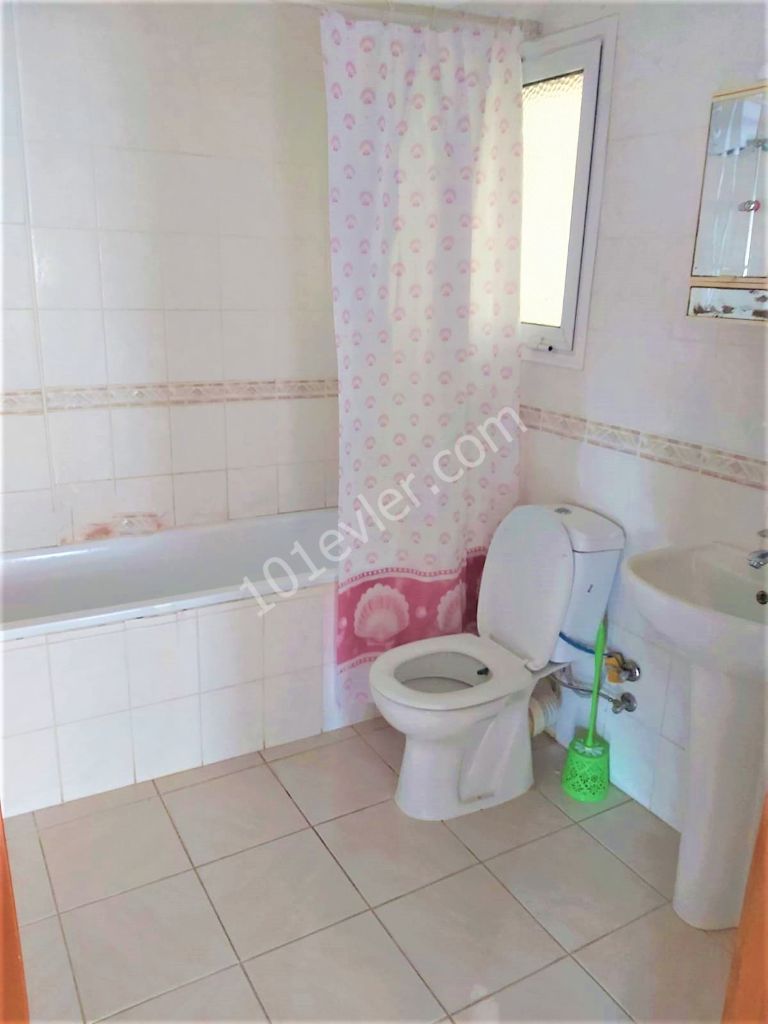 Girne merkezde kiralık geniş 3+1 eşyasız daire