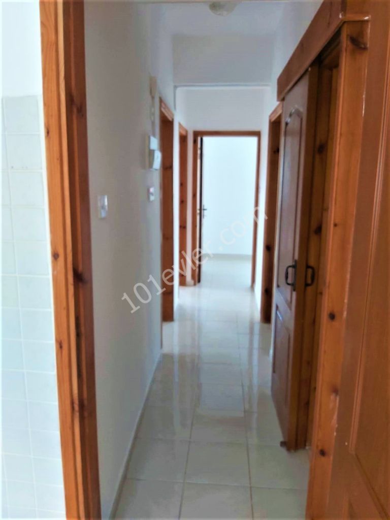 Girne merkezde kiralık geniş 3+1 eşyasız daire