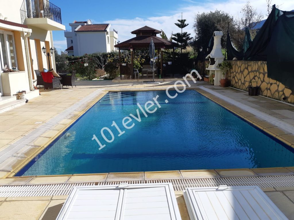 VOLL MÖBLIERTE 3 + 2 VILLA MIT PRIVATEM POOL IN ALSANCAKTA!!! ** 