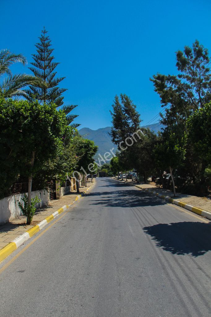 Muhteşem lokasyonda satılık bina(villa)ana caddeye yakın!!!