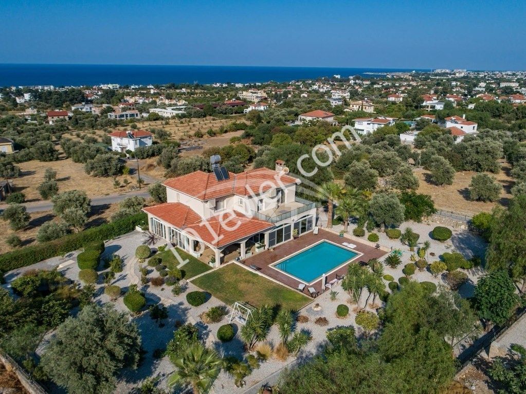 Kıbrıs/Lapta bölgesinde deniz ve dağ manzaralı  muhteşem villa !!!