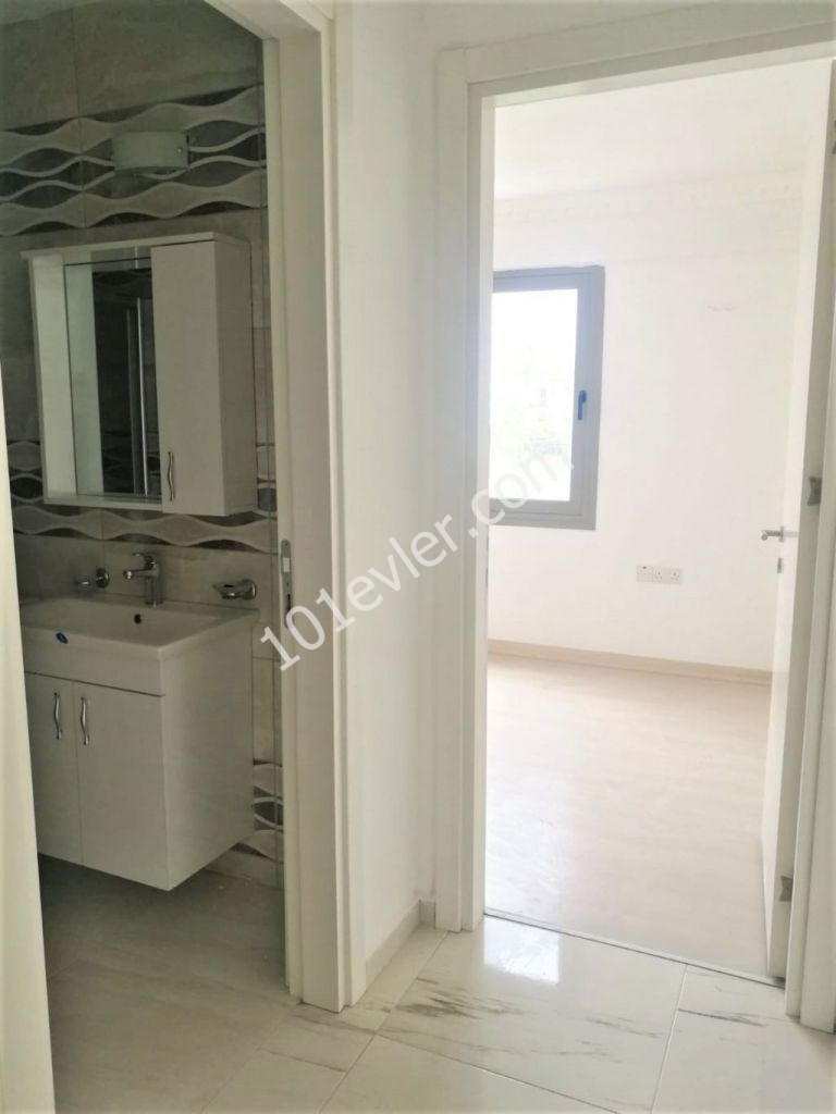 Girne Merkez'de ana cadde üzerinde lüks binada  kiralık ofisler.