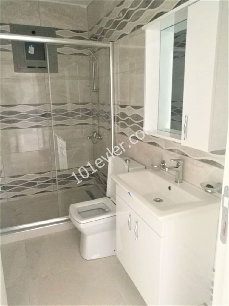 Girne Merkez'de ana cadde üzerinde lüks binada  kiralık ofisler.