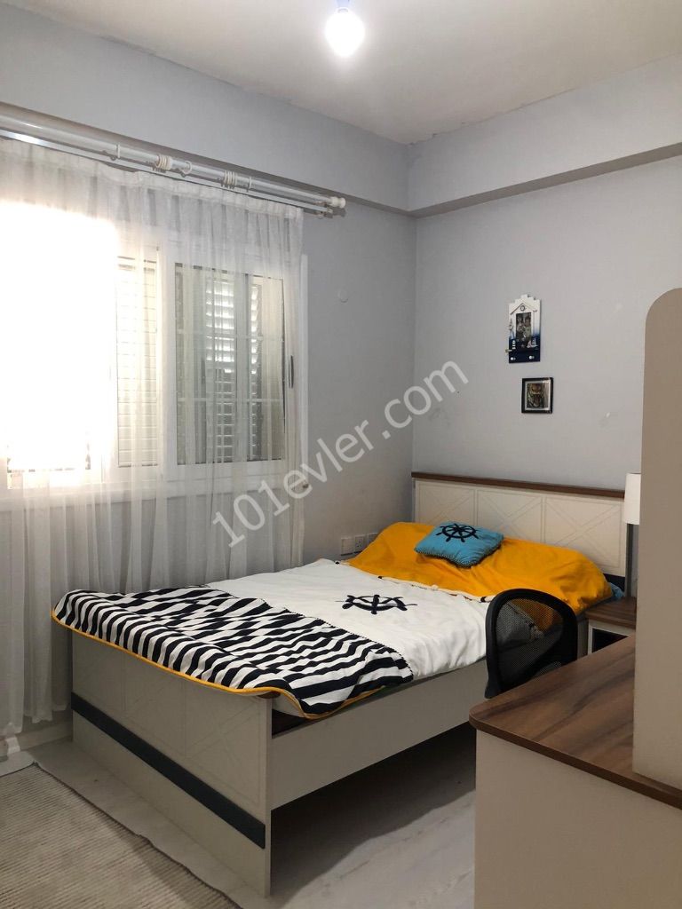 Girne merkezde satılık site içi 3+1 daire