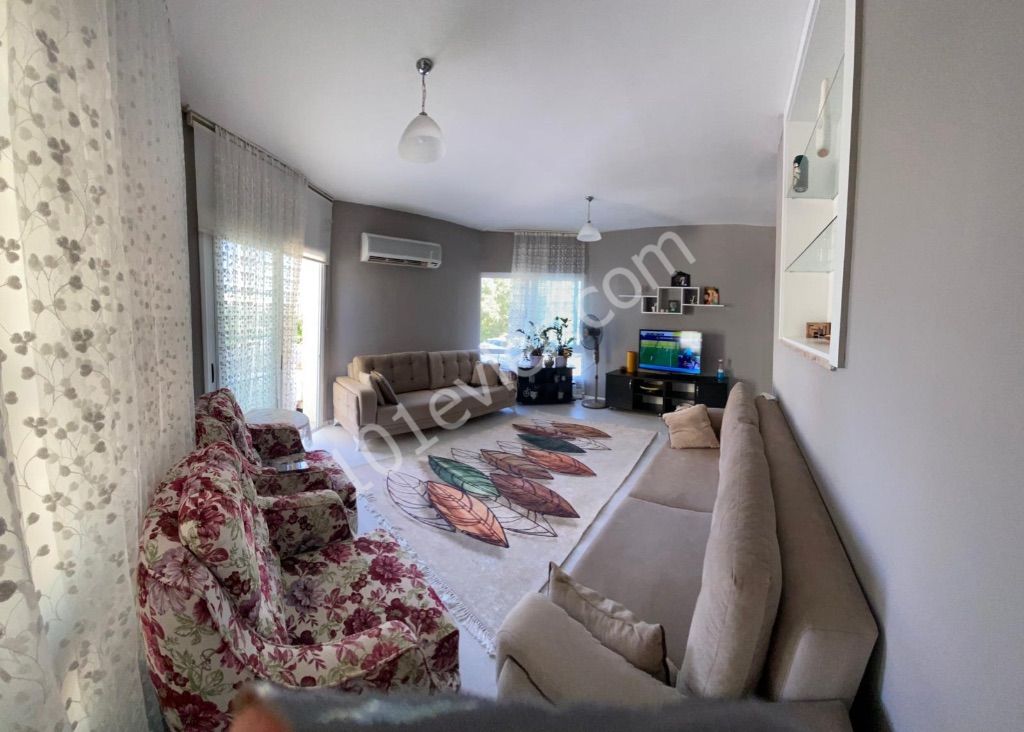 Girne merkezde satılık site içi 3+1 daire