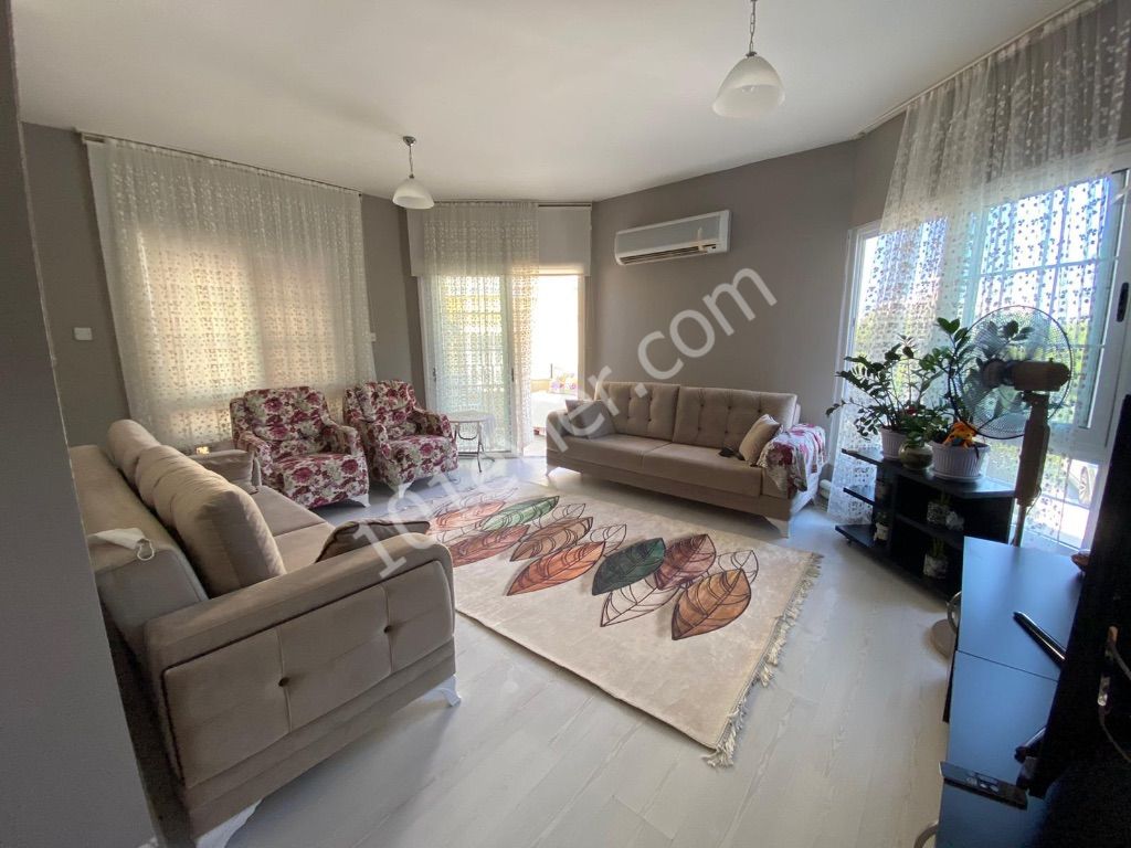 Girne merkezde satılık site içi 3+1 daire