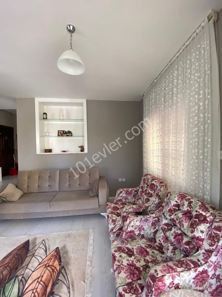 Girne merkezde satılık site içi 3+1 daire