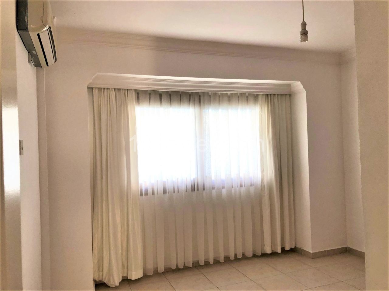 Girne'nin en güzel sokağında kiralık geniş 3+1 daire.