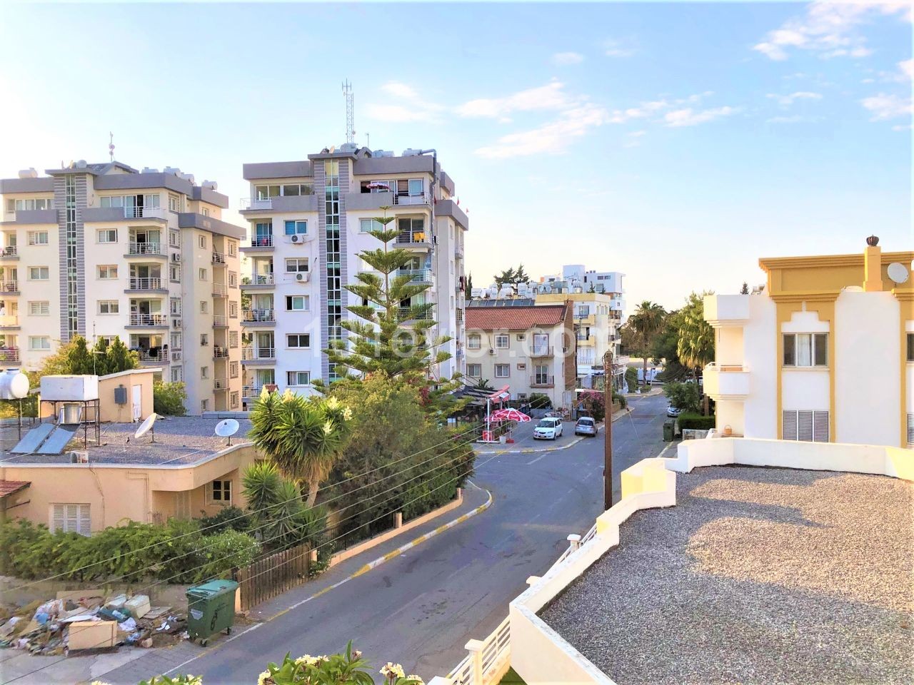 Girne'nin en güzel sokağında kiralık geniş 3+1 daire.