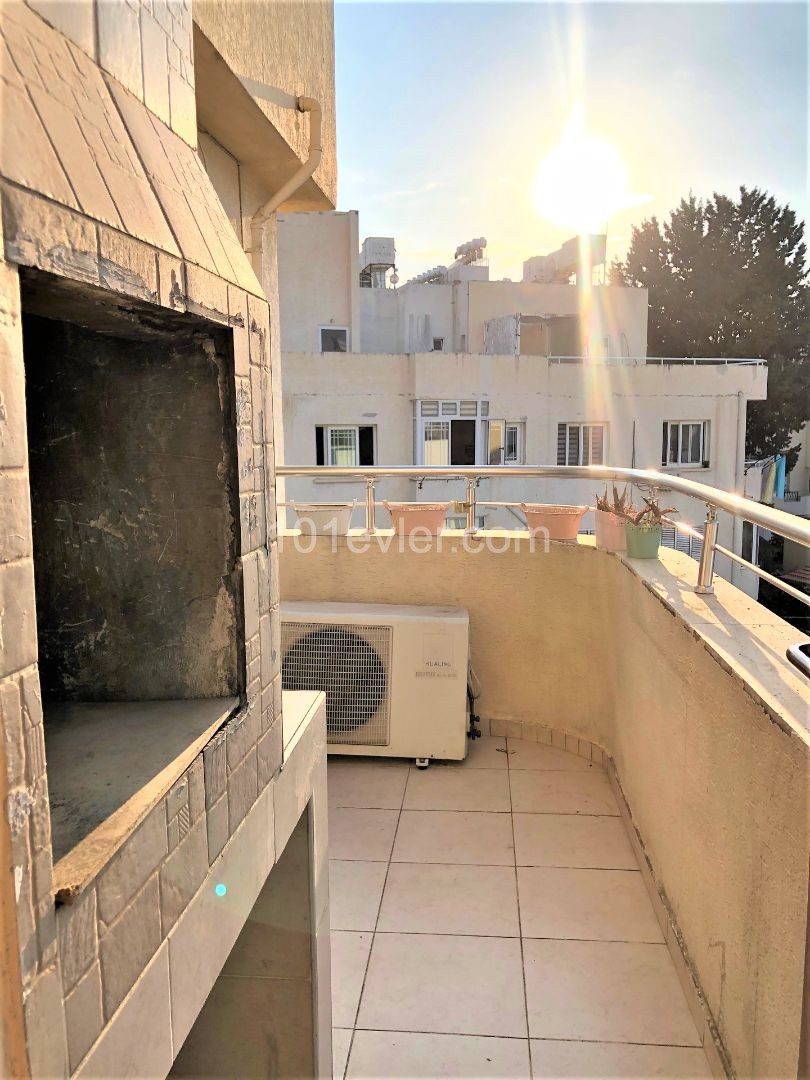 Girne'nin en güzel sokağında kiralık geniş 3+1 daire.