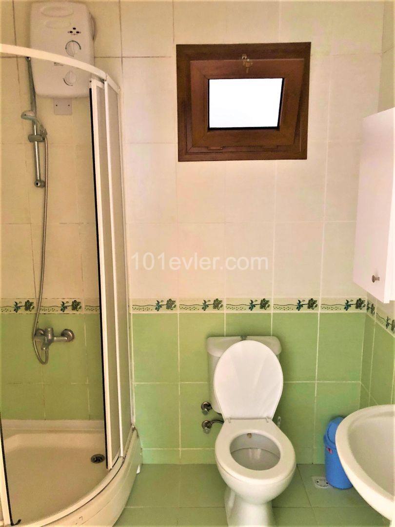 Girne'nin en güzel sokağında kiralık geniş 3+1 daire.