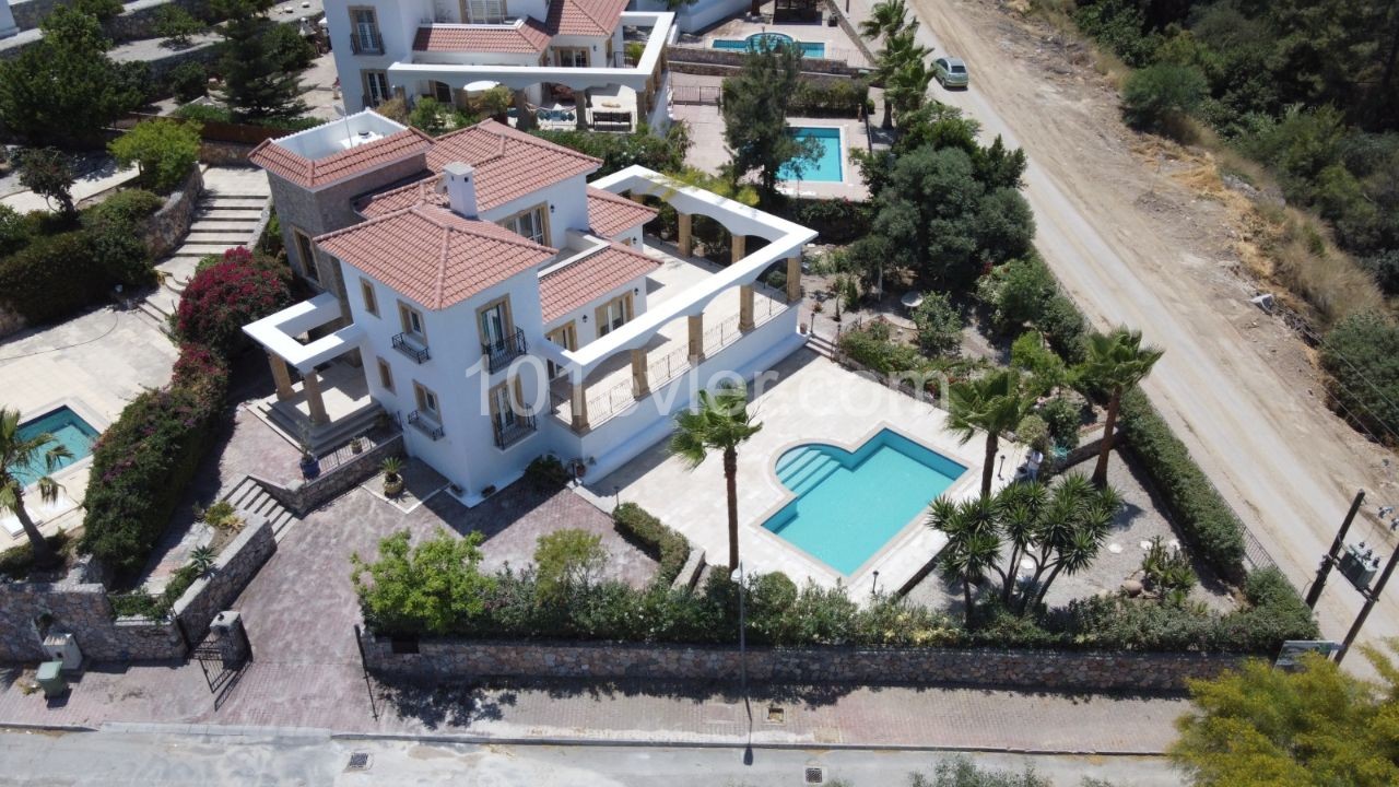 Alsancak bölgesinde büyük bahçeli villa