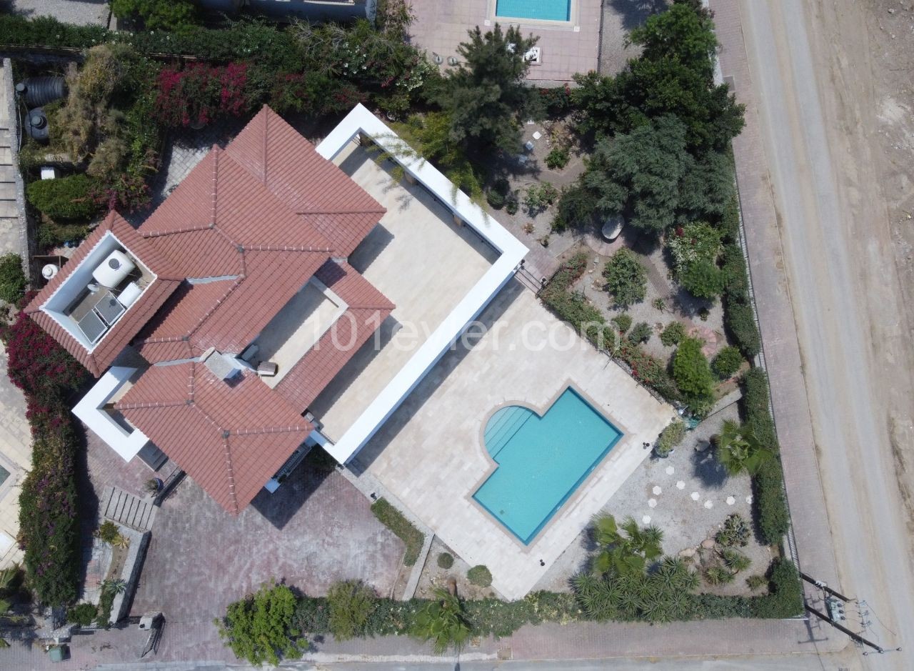 Alsancak bölgesinde büyük bahçeli villa