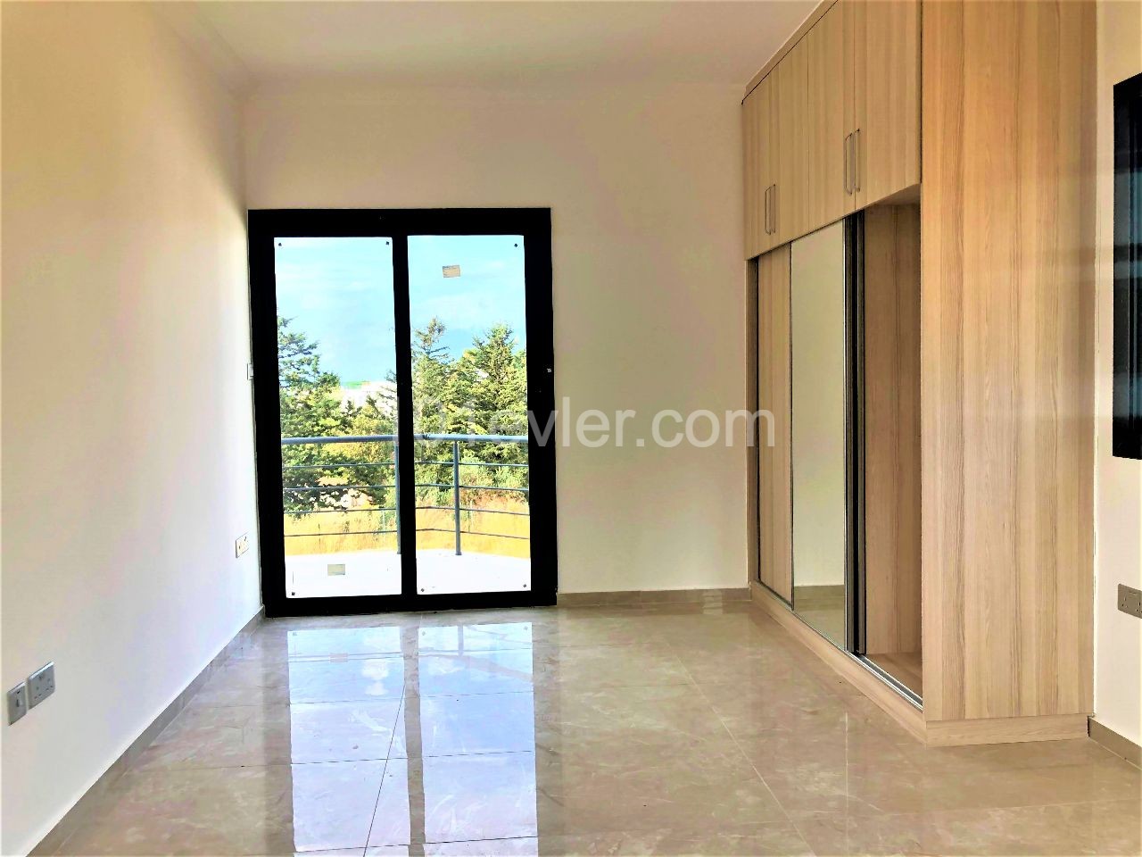 Alsancak bölgesinde satılık 1200m2 arsa içinde villa