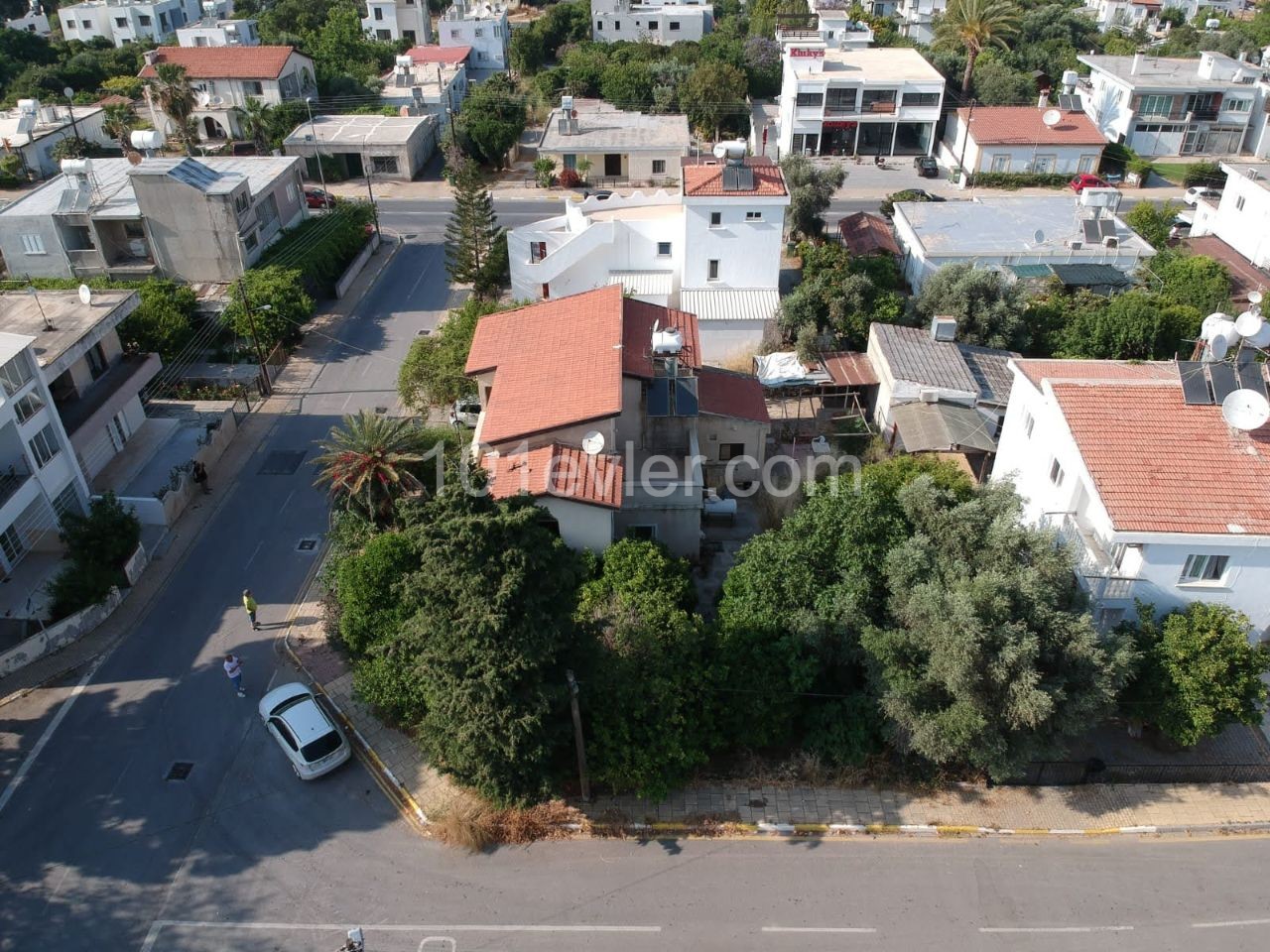 A large villa for sale near the main road can be used for commercial purposes. ** 