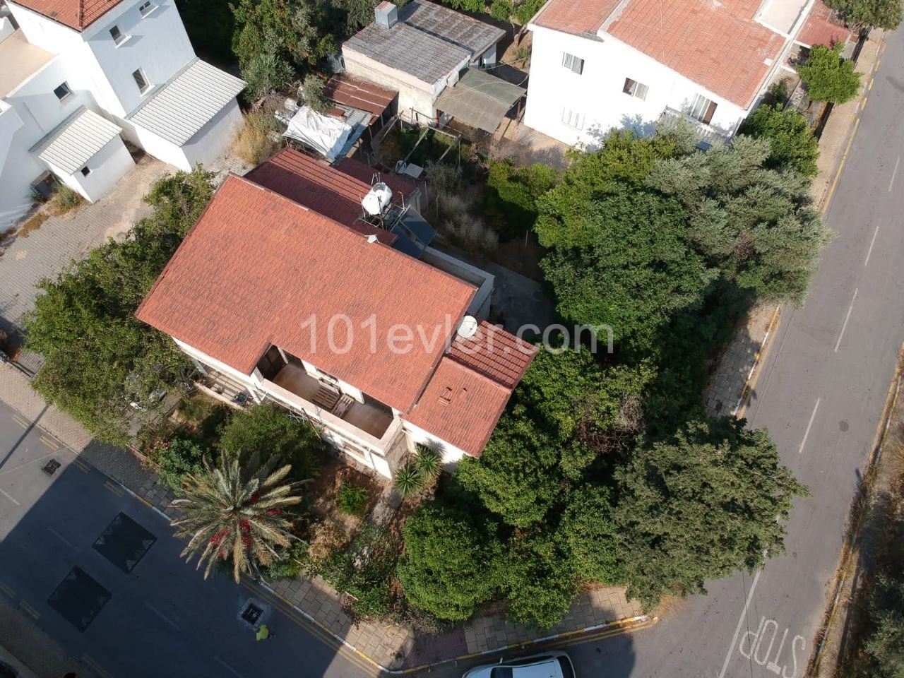 A large villa for sale near the main road can be used for commercial purposes. ** 