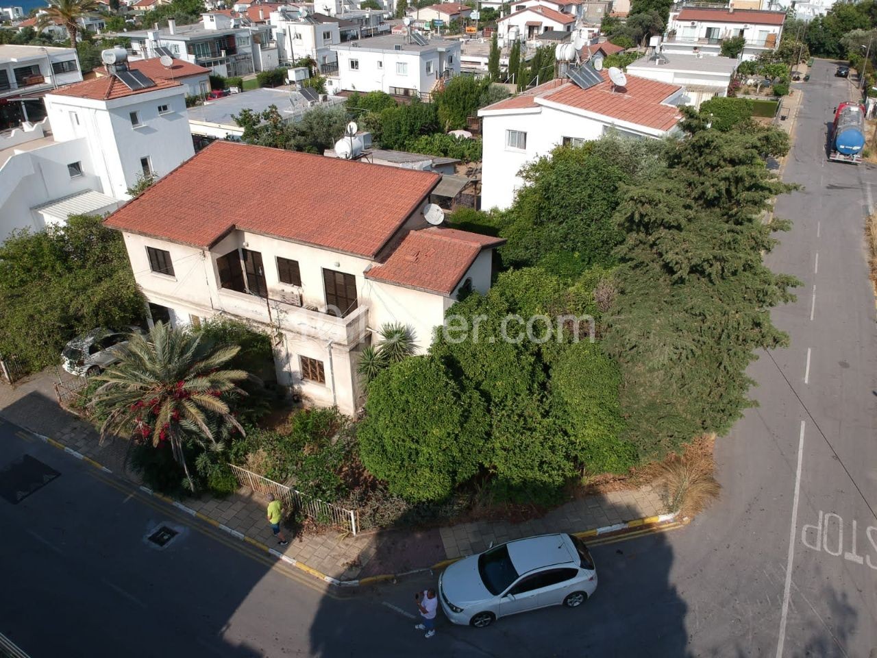 A large villa for sale near the main road can be used for commercial purposes. ** 