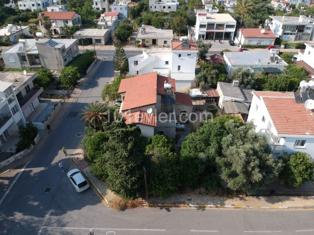 A large villa for sale near the main road can be used for commercial purposes. ** 