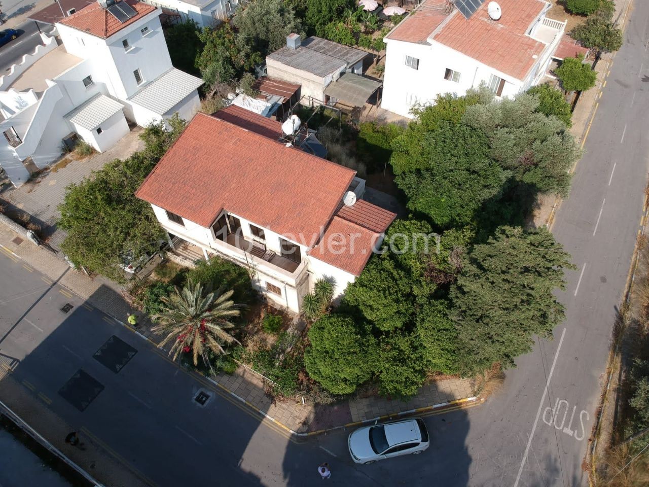 A large villa for sale near the main road can be used for commercial purposes. ** 