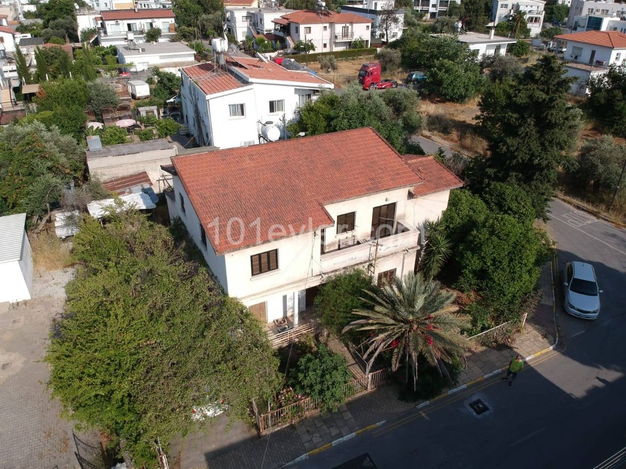 A large villa for sale near the main road can be used for commercial purposes. ** 