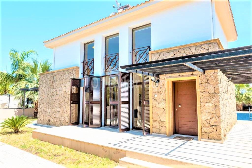 Bellapais bölgesinde satılık özel havuzlu 4+1 villa