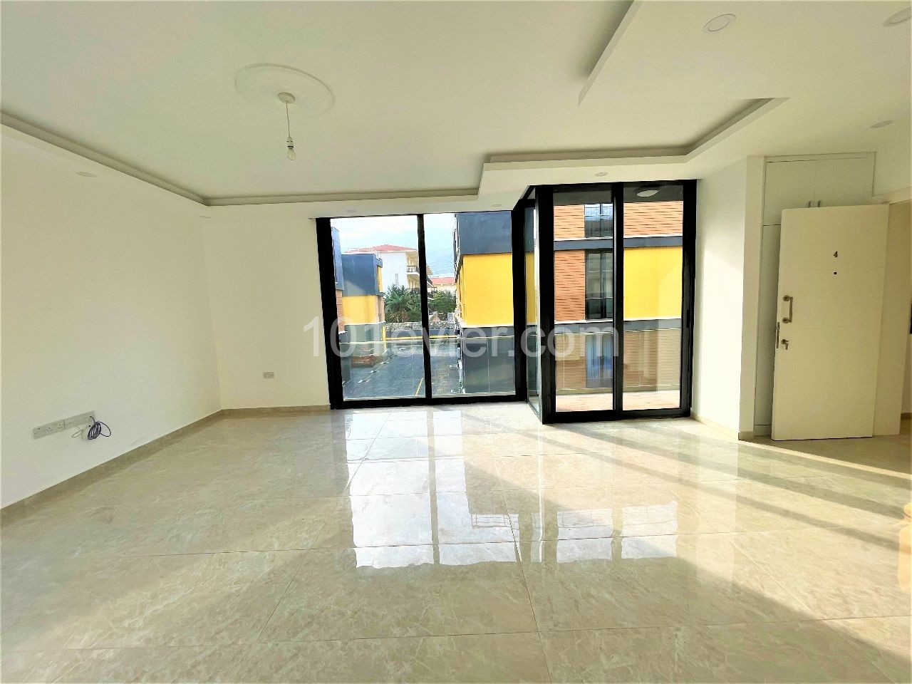 Havuzlu 2+1 lüks eşyalı daire