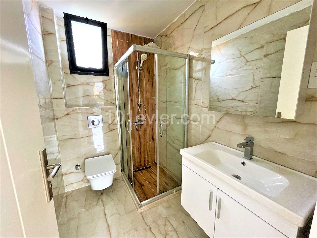 Havuzlu 2+1 lüks eşyalı daire