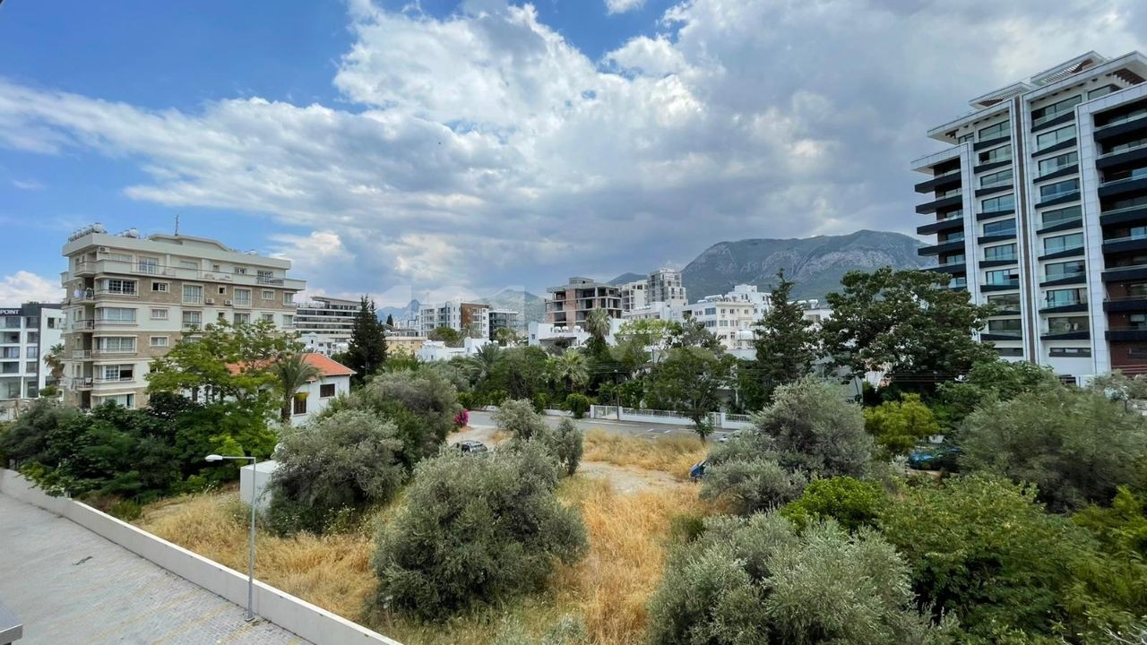 Girne merkezde lüks rezidansta satılık 2 yatak odalı daire