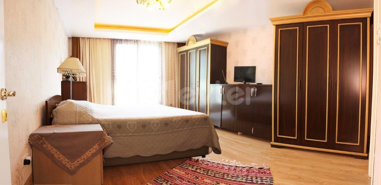 Girne merkezde satılık 4+1 özel havuzlu villa