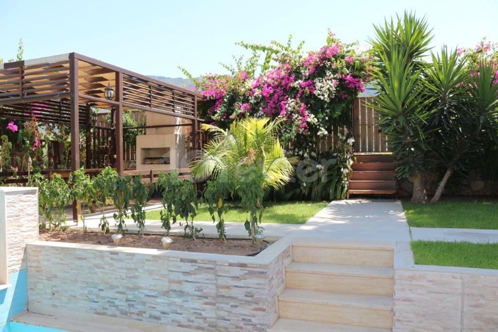 Girne merkezde satılık 4+1 özel havuzlu villa