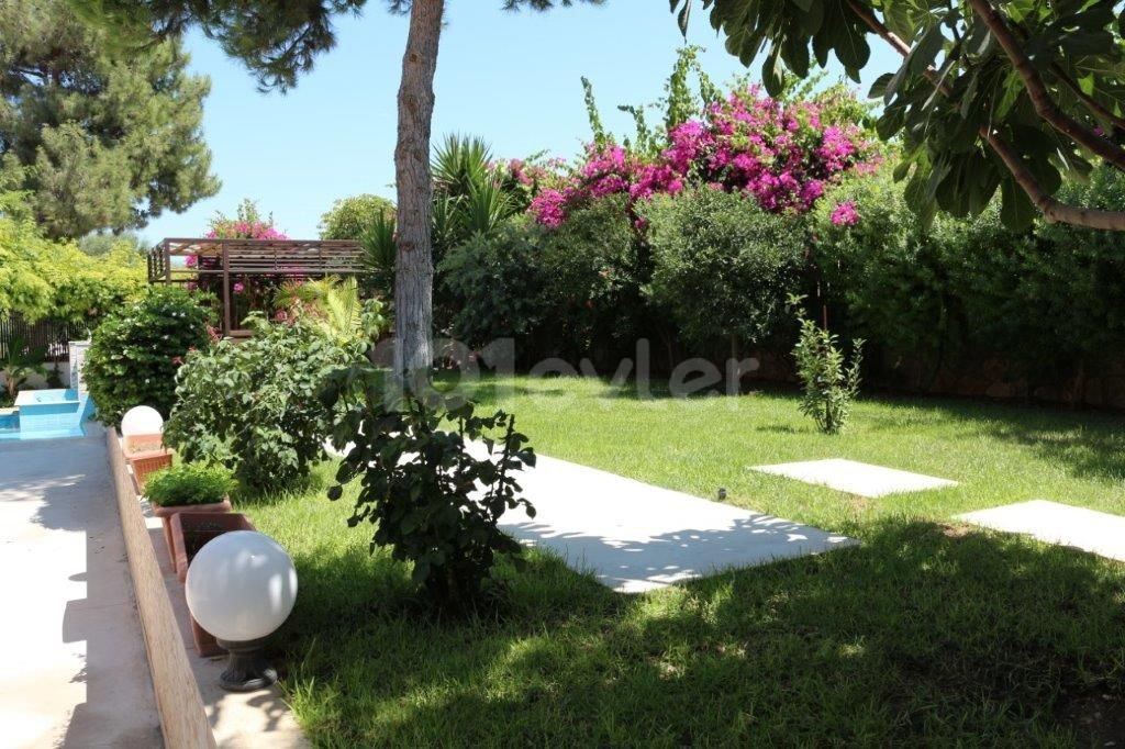 4 + 1 Villa with private pool for sale in the center of Kyrenia ** 