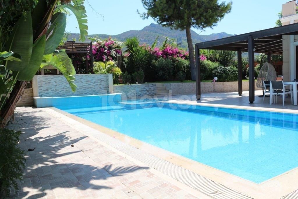 Girne merkezde satılık 4+1 özel havuzlu villa